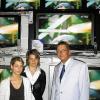 Der neue "Saturn"-Markt setzt auf LCD- und Plasmabildschirme. Im Bild
von links: Saskia Weidenauer (Kassiererin), Angelika Joos (Einkaufsbüro)
und Geschäftsführer Philipp Zantke.