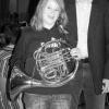 Luise Aschenbrenner mit ihrem Waldhorn und mit ihrem Lehrer Wolfgang
Heinrich, Leiter und Dirigent des Symphonischen Blasorchesters Kürnach.
Nach dem zweiten Sieg beim Landeswettbewerb von "Jugend musiziert",
darf sie nun endlich zum Bundeswettbewerb fahren.