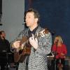 Pfarrer und Liedermacher in eine Person: Clemens Bittlinger stellte bei seinem Auftritt in der Pfarrkirche von Sulzfeld vor allem sein neues Album
"Bilder der Passion" vor. Im Hintergrund sind David Plüss und Bettina Kahl zu sehen.