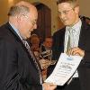 Dr. Wolfgang Bötsch erhält von
Oliver Jörg die Ernennungsurkunde
zum CSU-Kreis-Ehrenvorsitzenden.