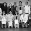 Bürgermeister Siegfried Selinger (hinten Mitte) ehrte am Mittwoch die Sportlerinnen und Sportler des Jahres
2005 (hintere Reihe von links): Sarah-Lena Hofmann (1. Platz), Christa Geist (2. Platz), Hannah Aull (3. Platz) sowie
Ridvan Koyun (1. Platz), Markus Bauer (2. Platz), Max Schmitt (3. Platz). In der vorderen Reihe sind vier der
insgesamt elf Spielerinnen der Mannschaft des Jahres 2005 (A-Jugend-Handballerinnen des TSV Lohr) zu sehen, dies
sind (von links): Marika Avar, Anna-Lena Köhler, Hanna Bothor, Katharina Steger.