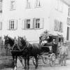 Die  Postkutsche  ist da: Dieses Bild zeigt den letzten Postillion Hans
Schaller vor dem Haus Brunner , in dem die Frammersbacher Post vom
Dezember 1877 bis 1919 untergebracht war.