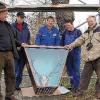 Mitarbeiter der Firma Josef Gessner (Großeibstadt) haben vor wenigen Tagen am Keltenhain, der direkt an der neuen
Baumlehrallee liegt, ein Hirschgeweih angebracht. Es soll an den Keltengott Cernumos erinnern. Gestiftet wurde das Geweih eines
14-Enders aus den Haßbergen von Benno Schömig aus Bad Königshofen (links). Ideengeber war Dr. Rainer Schunk aus Würzburg
(rechts).