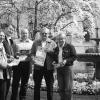 Mit dem "kleinen Stadtrundgang" können Einzelreisende künftig die
Kitzinger Innenstadt auf eigene Faust erkunden. Den Prospekt stellten Hofrat
Walter Vierrether, Bürgermeister Franz Böhm, Thomas Most vom
Stadtmarketing-Verein, Fremdenverkehrsreferent Claus Lux und Stadträtin und
Fotografin Barbara Wachter vor (von links).
