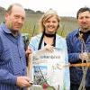 Eine Felsenbirne wächst künftig am Sommerhäuser Weinbergswanderweg.
Der Vorsitzende des Obst, Wein- und Gartenbauvereins Robert
Braungardt, Weinprinzessin Christina Pöschl und Winzer Friedrich Wagner
pflanzten den Baum.