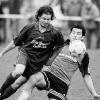 Der FV Helmstadt eroberte mit einem 3:2-Sieg in Altfeld die Tabellenführung zurück. Hier kann Altfelds Christian
Behl Gästespieler Stefan Hebling nur mit einen Foul aufhalten.