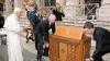 Praktisch, so eine Papst-Orgel: Hans-Georg Vleugels aus Hardheim (Zweiter von rechts) und Sohn Johannes zeigten am Mittwoch Papst Benedikt XVI.,
wie leicht man sein Geschenk mittels Tragegriffen transportieren kann. Ehefrau Silvia Vleugels und Tochter Caroline sahen zu.