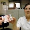 Erst zwei Patienten in zwei Jahren haben in der Praxis von Dr.  Helmut Aulbach die Zahlung der Praxisgebühr verweigert. Im Normalfall hat
Auszubildende Helena Hammerschmidt aber keine Probleme, das Geld einzufordern.