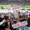 Mittendrin statt nur dabei waren Mitglieder des EFC-Adlerhorst-Giebelstadt & Friends beim Pokalfinale in Berlin. Bis zur Heiserkeit der Stimme
unterstützten sie ihre Eintracht lauthals sogar mit gebasteltem Pokal. Im Bild von links: Christian Strohmenger, Uwe Hermentin, Klaus Zehnter und Andreas
Gross.