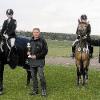 Als Gesamtsiegerin ging Antonia Fürst vom RFV Sulzthal (links) aus den
Wettbewerben hervor. Beste Vertreterin des Ostheimer Reitvereins war
Jana Grösch (rechts). Es gratulierten Schirmherr Peter Kowalsky und
RFV-Vorstand Martin Ritter.