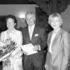 Nun ein aktiver Ruheständler: In der Rathausdiele verabschiedete
Oberbürgermeisterin Gudrun Grieser Prof. Hartwig Bülow, Chefarzt der
Urologischen Klinik im Leopoldina-Krankenhaus. Links Ehefrau Dr. Ursula
Bülow.