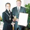 Ein ganz besonderes Präsent erhielt Arnsteins Alt-Bürgermeister Roland
Metz zu seinem 70. Geburtstag: Er wurde zum Ehrenbürger der Stadt
Arnstein ernannt. Aus der Hand von Bürgermeisterin Linda Plappert-Metz
nahm er die Urkunde entgegen. Sie überreichte ihm auch eine weitere
Morisken-Tänzerfigur für seine Sammlung.