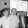 Désirée Felix, Christian Bader, Eva Thoma, Larissa Richter und Sonja Schönmannsgruber mit ihrer Lehrerin Daniela
Quintern (ganz rechts) stellten im Ulmerhaus in Lohr bei einem Gesprächskonzert zwei Familien im
"Spannungsfeld von Musik und Politik, Widerstand und Faschismus" vor. Im Hintergrund Porträts der beiden
Widerstandskämpfer Dietrich Bonhoeffer und Hans von Dohnanyi.