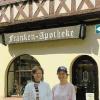 Gabriele Biehler (rechts) hat mit
ihrem Mann das Haus Langgasse 10
gekauft. Ihre Schwester Silvia
Schmitt hat die Apotheke von
Frank Zöller zum 1. Mai
übernommen und wird oben einziehen.
