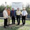 Eine Informations-Tafel erklärt das neue Boden-Denkmal am Steinkopf bei
Helmershausen. Im Bild (von links): Rhönblicks Bürgermeister Peter Spieß,
Helmut Schuchardt, Bürgermeister von Helmershausen, Fladungens
Bürgermeister Robert Müller, Landrat Ralf Luther und Andreas Erhard vom
Deutschen Kuratorium.