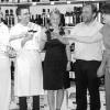 Unter dem Motto "Tauberfränkisches Terrain genießen - traditionelle
Köstlichkeiten mit edlen Weinen und hoheitlicher Empfehlung", stand ein
Abend im Weingut Benz in Beckstein mit (von links) den Köchen Frank
und Ralf Bundschu, der Badischen Weinkönigin 2005/06, Simone Landerer,
sowie dem Ehepaar Hubert und Renate Benz.