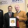 Große Freude nach dem Abschneiden beim World Beer Cup 2006 (von
links): Roland Andre, Braumeister der Distelhäuser Brauerei, Inhaber
Stefan Bauer, Charlie Papazian, Präsident der Brewers Association, und
Michael Sahm, Geschäftsführer Sahm.