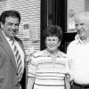 Goldene Hochzeit feierten Luzia und Walter Otter. Ihre Bäckerei war und
ist auch nach 50 gemeinsamen Jahren Ehe noch immer der Mittelpunkt für
das Jubelpaar. Bürgermeister Heinz Nätscher (links) gratulierte dem
Jubelpaar.