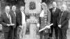 Die Balthasar-Neumann-Stele hat gegenüber der Residenz einen neuen Standort gefunden. Im Bild (von links)
Wolfgang Zirkelbach, Prof. Dr. Walter Eykmann, Herbert Spielmann, Georg Götz als Balthasar Neumann, Werner
Scheller und Manfred Seubert.