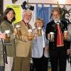 Mit dem ersten Festbier auf das 44.
Bratwurstfest angestoßen haben
(von links) Brauereichef Dietrich
Oechsner, seine Frau Annette,
Bürgermeister Peter Wesselowsky,
Annemarie Oechsner, der Vorsitzende
des Volkstrachtenvereins, Paul
Mohr, und Braumeister Peter Bull.