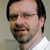Als Mitglied der hessisch-unterfränkischen Initiative IAAGI kümmert sich der Würzburger HIV-Spezialist Professor Dr. Hartwig Klinker um Migranten in Unterfranken.