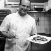 Erec Jacobson, Chefkoch vom Hotel-Restaurant Kolb in Zeil, kredenzt ein Spargelragout für seine Gäste.