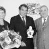 Bayerns Landwirtschaftsminister Josef Miller (rechts) hat Christa und
Wolfgang Wolz aus Sommerhausen für ihre Leistungen um den Obstbau mit
dem Bayerischen Löwen ausgezeichnet.