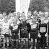 Vor dem "Jubiläumsspiel" der früheren gegen die heutigen Trimm-Dich-Spieler versammelten sich unter der zum 35-jährigen Bestehen gefertigten
Fahne (links im hellen Trikot) die heutige Mannschaft, (rechts) die "Ehemaligen" und Gründungsspieler der Trimm-Dich-Elf mit dem Leiter Richard Filippi
(rechts von der Fahne) und dem Vorsitzenden des SV Rieneck, Hubert Nickel (rechts).