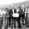 Inmitten der Weinberge vorgestellt: Die erstmals aufgelegte Wanderkarte "Beckstein - einfach wanderbar'"
präsentierten nun die gemeinsamen Herausgeber (von links) Martin und Christiane Bauer (Rebenhof), Peter Braun
(Alte Kelter), Vorsitzender Alfred Braun (Heimat- und Verkehrsverein), Stefan Hasenfuß (Winzerstuben), Susanne
Hackl (Adler), Walter Stahl (Marketing-Gesellschaft) sowie Karl Müller (Birgit).
