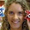 Duschgel mit Kokosduft hat Natalie Wiltschko von der Gemündener Markt-Apotheke während der WM im Angebot.