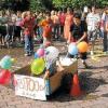 Lehrerin Kathrin Emrich kämpft sich beim Abistreich am Montag am Franz-Ludwig-von-Erthal-Gymnasium in Lohr mit dem Ballonwagen durch den
Hütchenparcours.