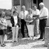 Eine kleine Schar hatte sich in Behrungen eingefunden, um an den
Volksaufstand am 17. Juni 1953 in der ehemaligen DDR zu erinnern. Außerdem
überreichte Andreas Erhard (rechts) eine Urkunde an Hiltrud Weth-Bauer
(Dritte von rechts), die einen finanziellen Betrag zu einer
Denkmal-Patenschaft einbringt.