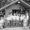 Die Kindergartenkinder von Ippesheim, Kindergartenleiterin Heidi Beigel (Bildmitte), sowie Elternbeiratsvorsitzende Christine Markert (links) freuen sich
über das neue Spielhaus, das von fleißigen Helfern ehrenamtlich errichtet und aus Spenden finanziert wurde.