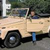 Freiluftvergnügen pur bietet der über 40 Jahre alte VW-Kübelwagen, den Armin Eschenbacher hier vorfährt.