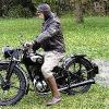 Zwei Griffe am Lenker für den richtigen Dreh: rechts wird wie üblich Gas gegeben und mit dem linken Drehgriff
wird die Luftzufuhr an der Zündapp DB 200 von 1936 reguliert.