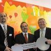 Architekt Holger Philipp (Mitte) übergibt die Schlüssel der neuen Klinik für
Kinder- und Jugendpsychiatrie samt Schule für Kranke an
Leo-Geschäftsführer Adrian Schmuker (rechts) und den neuen Klinik-Chefarzt Dr.
Wolfgang Briegel. Das neu geschaffene Bild im Hintergrund soll Motto der
Klinik sein: Wärme, Heiterkeit, Optimismus.