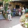 Kreiswettbewerb "Begrünte Innenhöfe 2006": Die Bewertungskommission aus Experten für Gartenbau und Landespflege , Baugestaltung, Umwelt und
Naturschutz) mit Irmgard Heinrich (dritte von links), Vorsitzende des Kreisverbandes für Gartenbau und Landespflege, bei der Beurteilung; hier im
Hofparadies von Andrea Bötsch in Wermerichshausen (zweite von links).