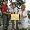 Den Natur- und Handwerkermarkt des Obst- und Gartenbauvereins
Langenprozelten eröffneten (von links) Organisator Günther Felbinger,
Vorsitzender Winfried Felbinger und die stellvertretende Vorsitzende des
Kreisverbandes für Gartenbau und Landespflege, Lore Göbel. Sie sah den
Markttag als gute Ergänzung zu den Festlichkeiten im Festzelt und lobte
die Vielfalt der Anbieter.
