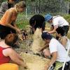 Unter Anleitung von Petra Möslein (stehend links) und Diana Will (sitzend rechts) wurde von Heimbewohnern ein
Papierofen gebaut. Hier wird gerade die achte Schicht aufgetragen.