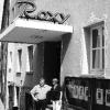 Es hat ein bisschen gedauert, aber jetzt kommt wieder Leben ins Kitzinger Roxy-Kino. Ab heute wird die Tür des Kinos am Rosenberg geöffnet. Davor
steht der neue Pächter Bruno Ugazio mit Annaliese Kamm-Gerstmeier, der das Kino zusammen mit Ehemann Friedrich Gahler gehört.
