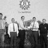 Der Ortssprecher von Holzhausen, Alexander Krauser (links), und der Kommandant der Freiwilligen Feuerwehr
Holzhausen, Stefan Krauser (Mitte), bedankten sich beim THW Haßfurt, vertreten durch Zugführer Christian
Feustel (Zweiter von links) und Ortsbeauftragten Christian Günther (Zweiter von rechts), sowie bei
Kreisbrandinspektor Peter Pfaff als Vertreter der Feuerwehren (rechts) mit Getränke- und Essensgutscheinen für die große Hilfe am
20. Mai dieses Jahres, als eine Windhose viele Häuser in Holzhausen verwüstete.