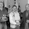 Im Rathaussaal von Bad Königshofen ehrten stellvertretender
Bürgermeister Udo Jahrsdörfer (rechts) und stellvertretender
Personalratsvorsitzender Bernd Hilscher (links) Amtsinspektor
Roland Schüller. Er ist seit vier Jahrzehnten im öffentlichen
Dienst.
