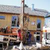 Um Erdwärme nutzen zu können, bohrte die Firma Terra-Therm am
Neubau der Mittelsinner Familie Linke bis zu 92 Meter tief. Den Bohrvorgang
begutachten Bauherr Hans-Georg Linke (rechts) und der Chef der
Heizungsbaufirma Ries, Bastian Weikinger (links). Auf dem Bohrwagen
steuert der Meister die Technik.