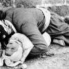 Ein Bild des Grauens aus dem Jahr 1988: Vater und Kind sind in Halabscha nach einem Angriff mit chemischen Waffen zusammen gestorben.