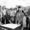In der vergangenen Sitzung hatte der Gemeinderat Wonfurt die Bauvoranfrage von Alfons Helbig von der Firma
Autohaus Helbig, Wonfurt, auf Errichtung einer Pkw-Ausstellungsfläche am Regenüberlaufbecken Liberey im
Baugebiet Rabenmühle in Wonfurt abgelehnt. Nach der Ortsbesichtigung am Montag erteilte er jedoch sein
Einvernehmen zu dem Vorhaben.