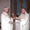 Beim Neujahrsgottesdienst in der evangelischen Erlöserkirche in
Gerolzhofen überreichte Pfarrer Martin Oeters (links) an Bischof Georg Güntsch von
der Evangelisch-Lutherischen Kirche der Ukraine einen Abendmahlskelch
und eine Hostienschale.