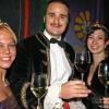 „Stars unter der Zirkuskuppel“ Fränkischer Inselwein bei Star-Benefiz-Gala in Regensburg Zahlreiche Prominente, darunter der Regensburger Bischof Ludwig Müller, Eishockey-Legende Jiri Lala, und viele andere Stars wagten sich am vergangenen Freitag, 22. 12. 2006, in die Manege des Zirkus Barelli in Regensburg. Gemeinsam mit den professionellen Artisten hatten sie teils waghalsige, teils skurrile, teils eindrucksvolle Nummern einstudiert. So ritt Bischof Ludwig Müller auf einem indischen Elefanten durch das Zirkuszelt, Starmusiker Hans Jürgen Buchner spielte die Musik für ästhetische Akrobatik, Prinz Albert II. von Thurn und Taxis brachte mit dressierten Hunde das Publikum in Wallung und Jiri Lala ließ in seiner Nummer „Fire and Ice“ brennende Fackeln zu pompöser Musik durch die Lüfte schwirren. Im Anschluss an die Vorstellung fand für die Ehrengäste eine After-Show-Party im Zirkuszelt statt. Der Wein für die Party kam von der Maininsel. Der Verband der Inselweinmacher war mit Vertretern zahlreicher Weingüter angereist, die ausgewählte Weine aus ihrem Sortiment zur Verfügung stellten. Der Erlös der Veranstaltung, insgesamt 100.000 €, kam der Organisation „Zweites Leben e. V.“, die sich für Schlaganfallpatienten und Schädel-Hirn-Verletzte einsetzt, zu Gute. Bildunterschriften: Prinz Albert II. von Thurn und Taxis genießt zusammen mit der fränkischen Weinkönigin Jennifer Herbert (links) und der Sommeracher Weinprinzessin Lisa Volkmann (rechts) ein Gläschen Inselwein.