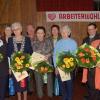 AWO Kreisvorsitzende Karin Radermacher (hinten, Mitte) und die Ortsvorsitzende Gerda Keil (rechts) nahmen am
Sonntag bei der Weihnachtsfeier die Ehrung langjähriger treuer Mitglieder vor.