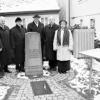 Was in manchen Zeiten unmöglich schien, ist heute wahr geworden. Zur Übergabefeier der erweiterten Gedenkstätte für die jüdische Gemeinde Gerolzhofen fanden sich auch der Pfarrverweser der evangelischen Gemeinde, Martin Oeters, und Dekan Josef Kraft ein (im Bild links). In ihrer Mitte der Vorsitzende der Israelitischen Kultusgemeinde Würzburg, Dr. Josef Schuster. Rechts daneben Bürgermeister Hartmut Bräuer und die Tochter des 1936 nach Israel ausgewanderten jüdischen Einwohners Gustav Lichtenauer, Milka Zeiler-Lichtenauer mit Ehemann Schmuel Zeiler, der ein Gebet auf Hebräisch sprach.