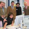 Gemeinsam für die Vermittlung Arbeitssuchender (von links): Der stellvertretende Arge-Geschäftsführer Erich Dausacker, Wolfgang Kleider, Sozialreferent Robert Scheller, Jutta Kleinhenz, und Ernst Röhner (Arbeitsagentur). Sitzend Barbara Franz, ebenfalls von der Würzburger Arge.